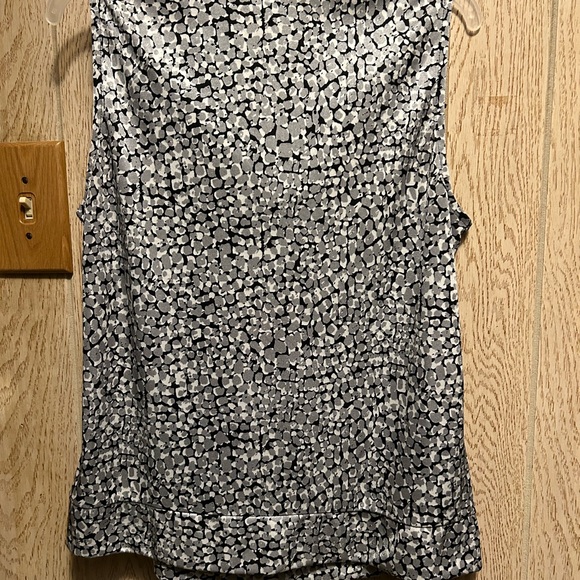 Alfani women’s sleeveless dressy blouse, size L, silver, white, black pattern - Picture 4 of 8